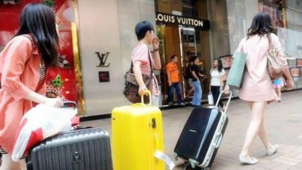 中国人 外国人出门喜欢背包,而中国人喜欢带行李箱,这是为什么呢?