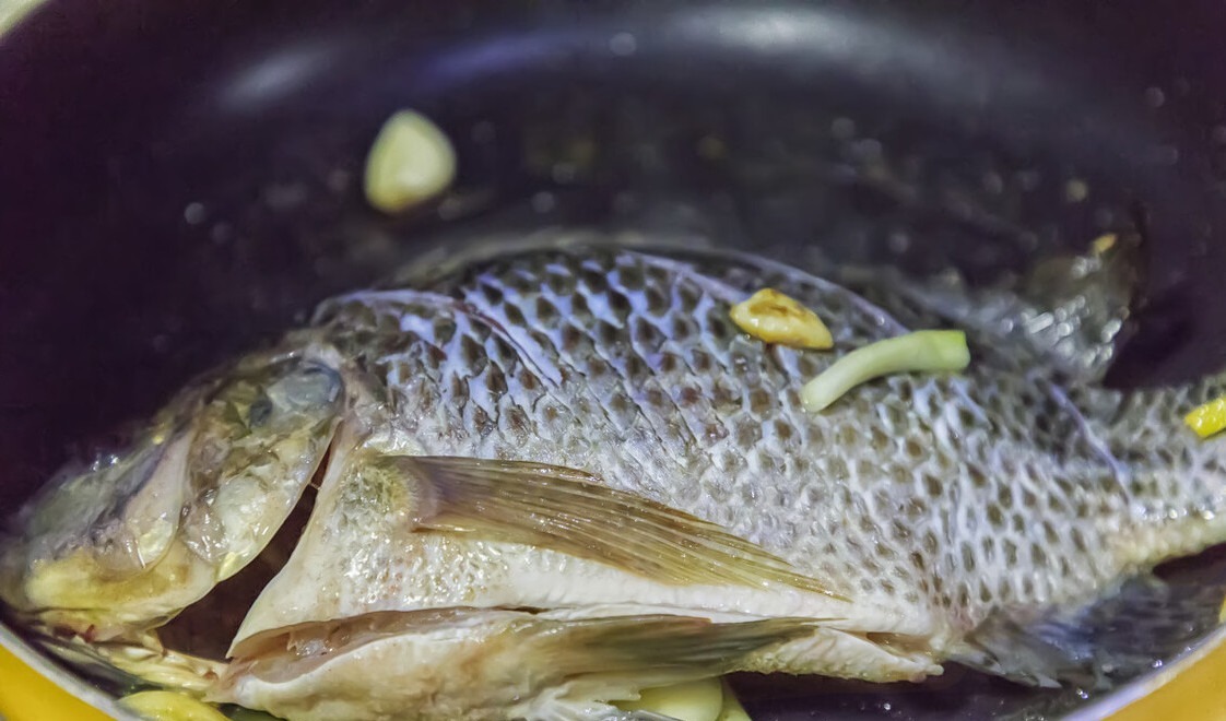 炖鱼,不要只会加料酒,多放这2样,鱼肉鲜嫩不柴,去腥效果好