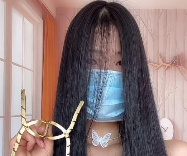 女孩在家用特殊方法编了款发型，男生们看后想搭讪，女生：速求同款