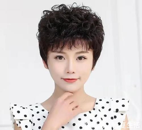 卷度|奔四奔五的女人,尽量别弄这“3种”发型,老气横秋不说,还伤发