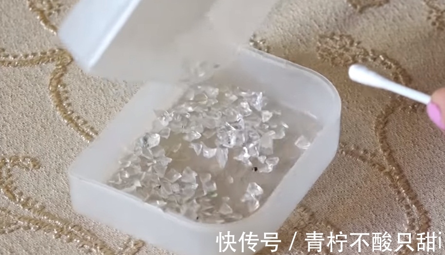 晶体|未解之谜:22岁女孩眼睛流出“水晶”,一天产生50颗晶体