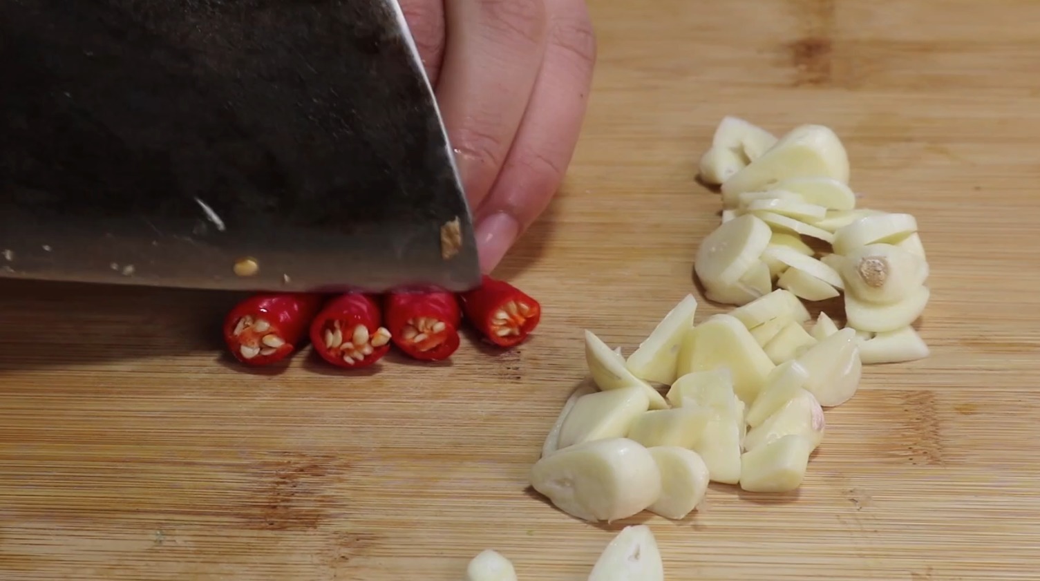 青椒别再炒肉丝炒鸡蛋，扔一把盐，不煮不炒，农村待客就靠它