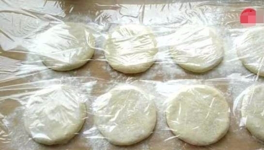 2个鸡蛋,一碗面,不用烤箱,不用一滴油,做出美食比面包还好吃