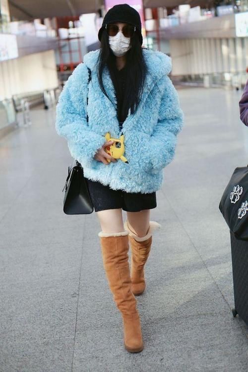 冬天最治愈的外套，浅色云朵绒柔暖优雅，还能穿出时髦女人味