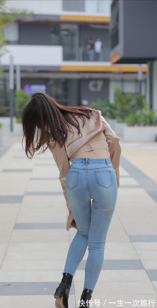 牛仔裤 浅蓝系紧身牛仔裤配浅棕系短裙,时髦而修身,气质干练而潇洒!