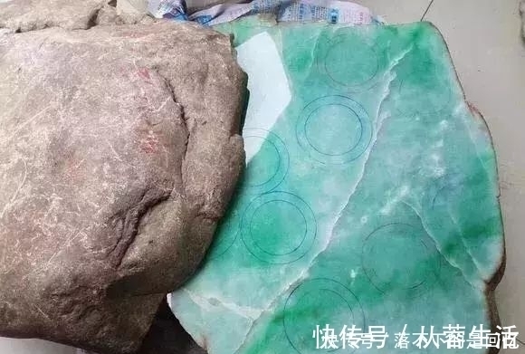 富二代@奇闻:半月没人问的原石,富二代顺手拿下,切开全场不淡定