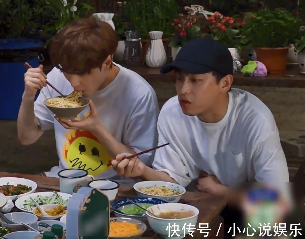 張藝興|張藝興化身“干飯人”，不顧碳水大口吃面，續面條的筷子細節亮了