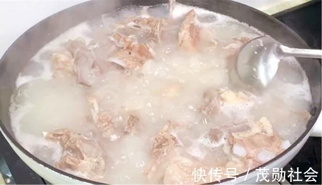 炖羊肉时,有人先焯水,有人直接炖,大厨:全都不对,教正确做法