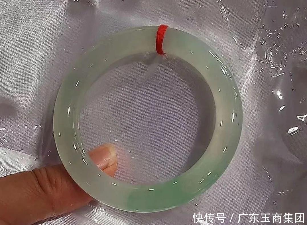 瑕疵|翡翠有瑕疵能买吗 ?看完就有答案!