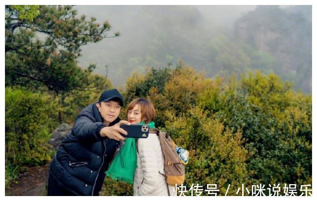 |又暖又搞笑网友环球影城偶遇邓超,因崴脚坐轮椅获超哥主动合影