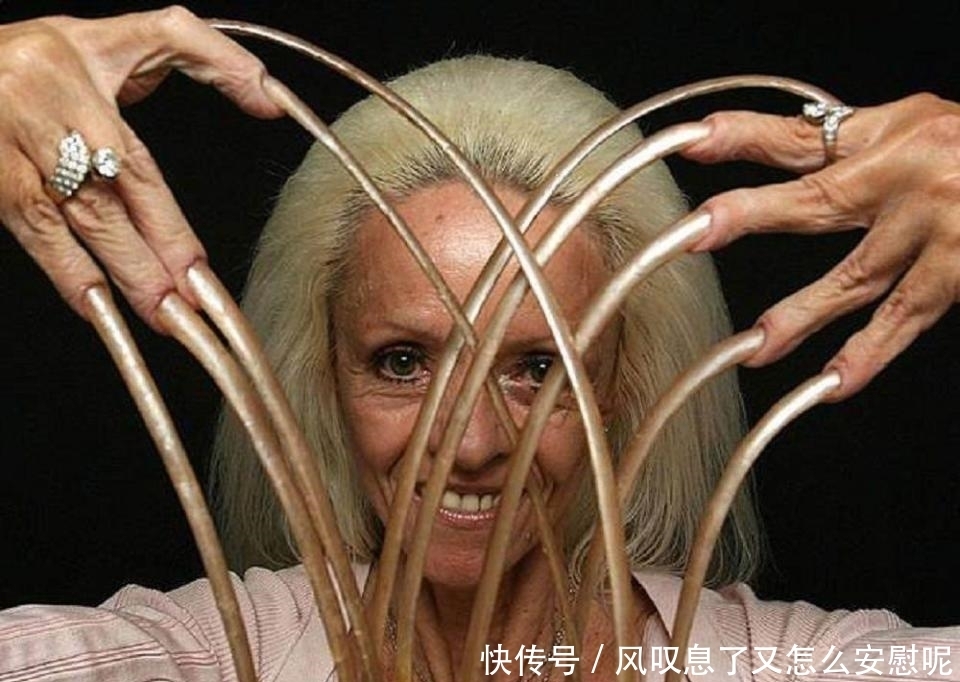 保持吉尼斯世界纪录的最长的指甲,长了差不多30年,终于被剪掉了