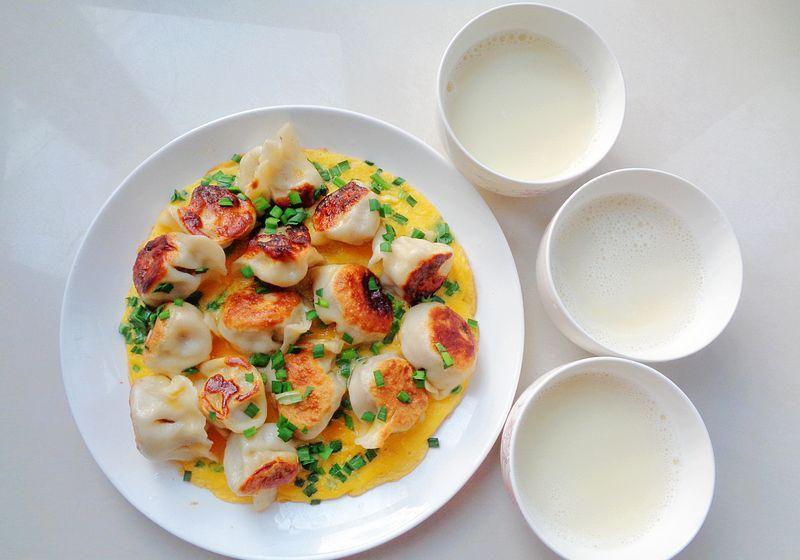 我家冬天早餐,鸡蛋煎饺配豆浆,十几分钟搞定,好吃又暖和