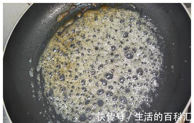 炒糖色时,直接放糖就不对!多加这1步,糖色又红又亮,味不苦