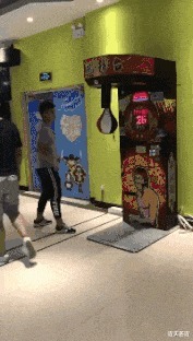 |搞笑GIF:妹子你是真会玩,摔下来的那一刻肯定后悔了吧!