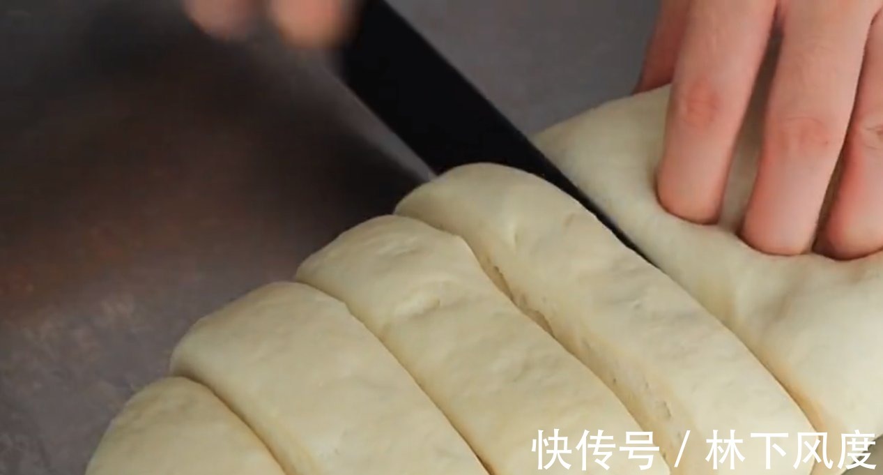 想吃披萨不用出去买,自己在家做,15块钱成本,做一次吃半月不坏