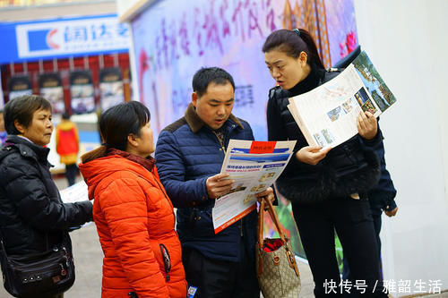 房价|房企“降价”投降,购房者观望,房价能降多少?两位大佬“交底”