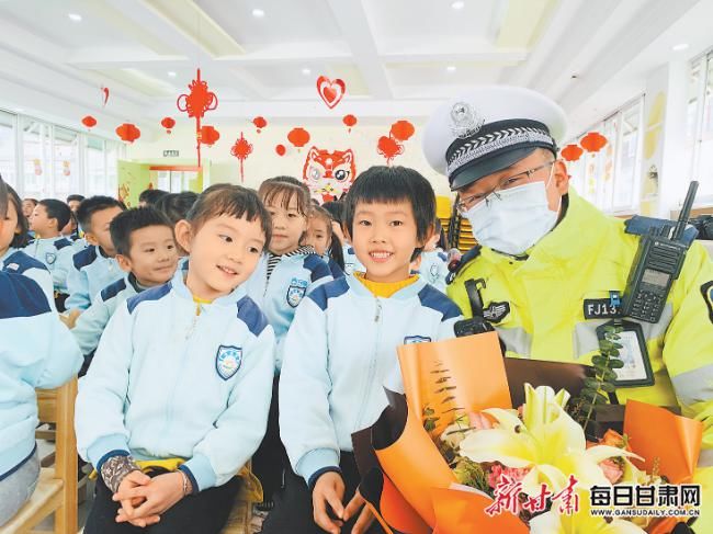 小朋友们|兰州：交警走进幼儿园 带着萌娃学交规