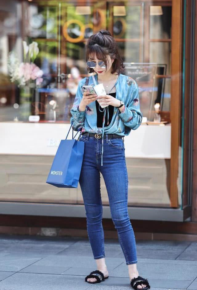 白色 白色连衣裙,简约风格装扮出自然美感,一种优雅大气的感觉