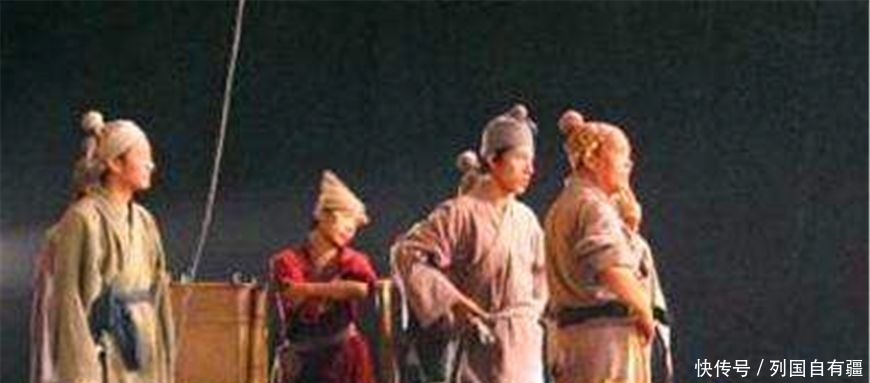 秀才|姓朱的和姓钱的写对联互骂,秀才喝一声还是瞧我的吧!写的真妙