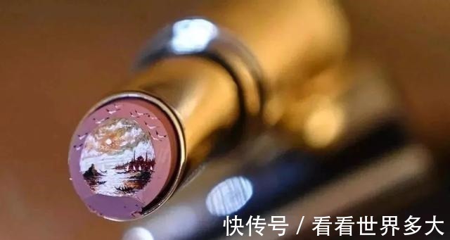 砂糖粒@惊爆眼球!60岁帅大爷在头发丝上画画,米粒、瓜子都给他当画布!