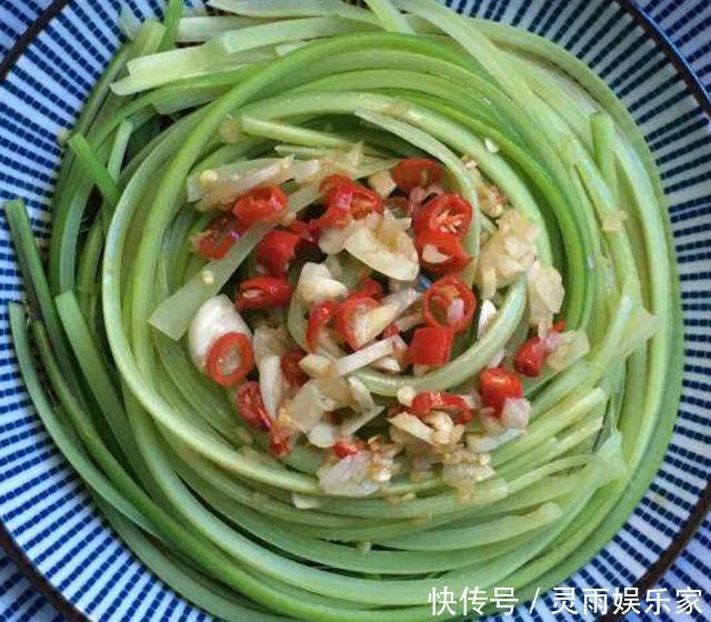 撕成条就上桌,口感清新爽口,过年宴客准备这凉拌菜,比拍黄瓜好
