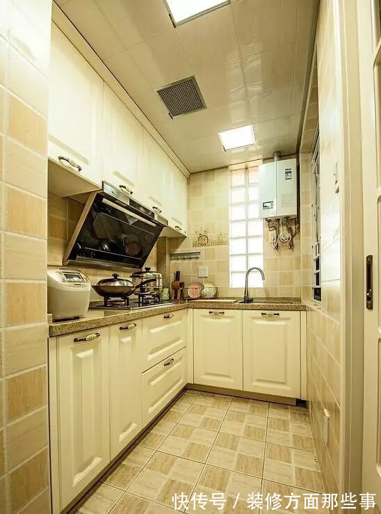 美式风|107平美式风三居室,粗糙的石材的电视墙搭配壁炉造型很随意