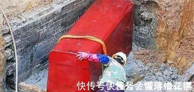 墓主@深埋土中的红色巨棺,里面有一具千年女尸,她究竟是何许人也?