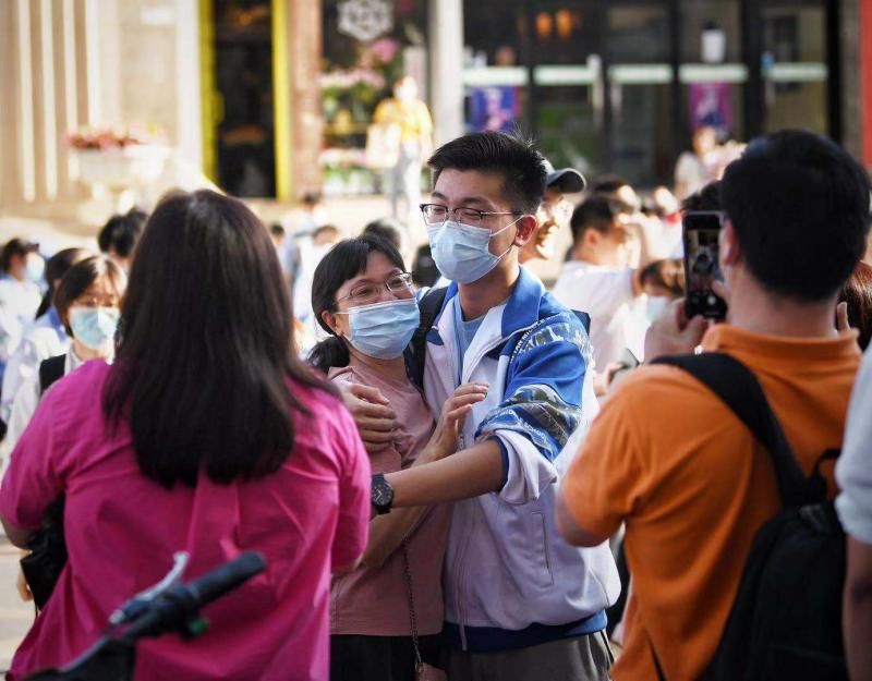 北京高考正式结束！考生家长“偷藏”新手机送儿子当礼物