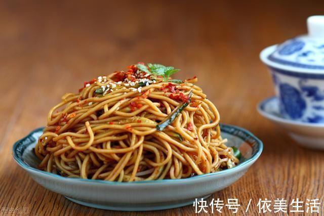 做凉面时，过凉水是不对的，学会这一招，爽滑筋道，不成坨不发粘