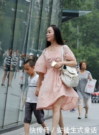 两不误|粉色连衣裙穿着超高细跟鞋的辣妈,带孩子和时尚穿搭两不误