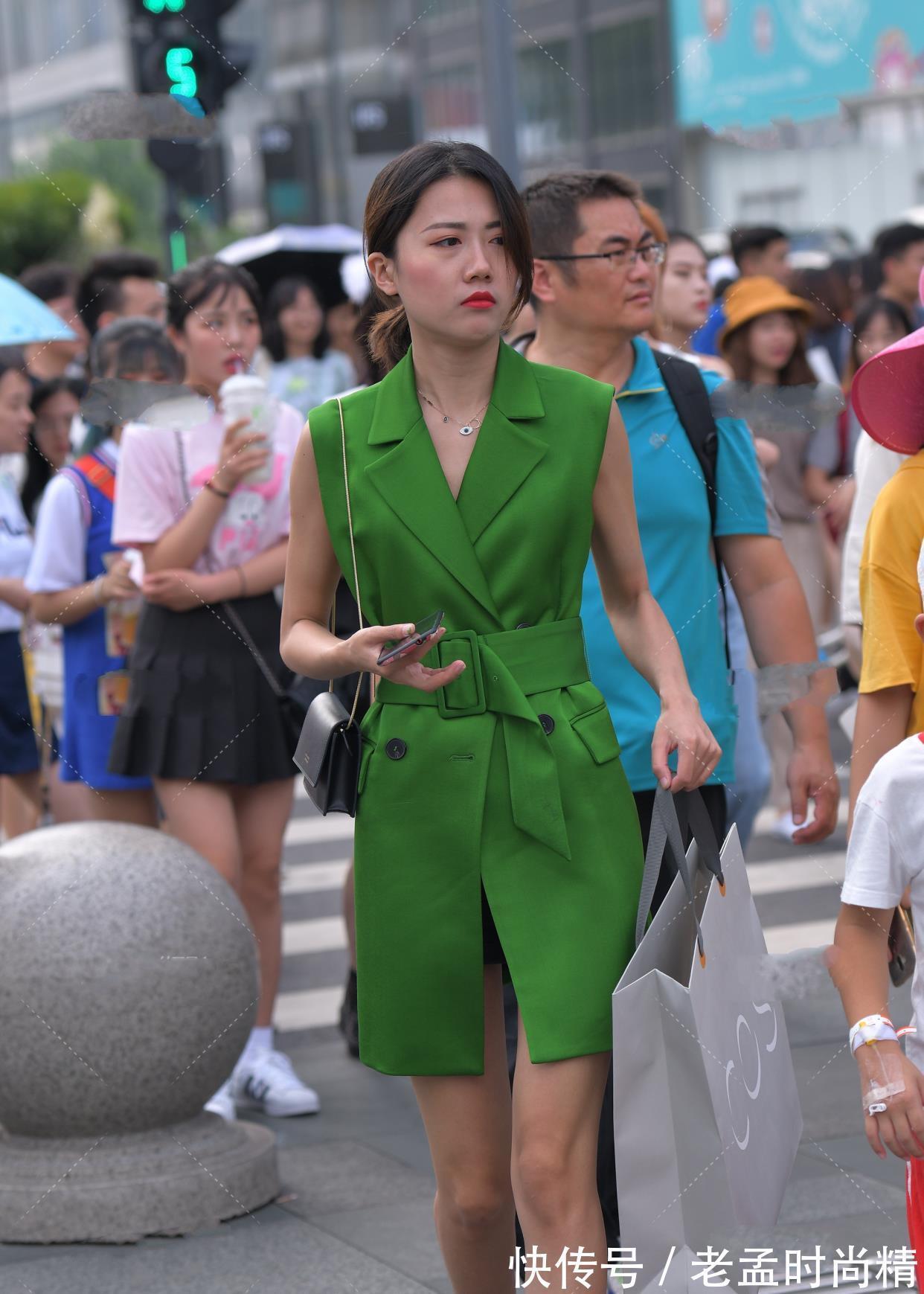 西装 绿色西装领连衣裙，收腰设计很显瘦，职业女性的职业装