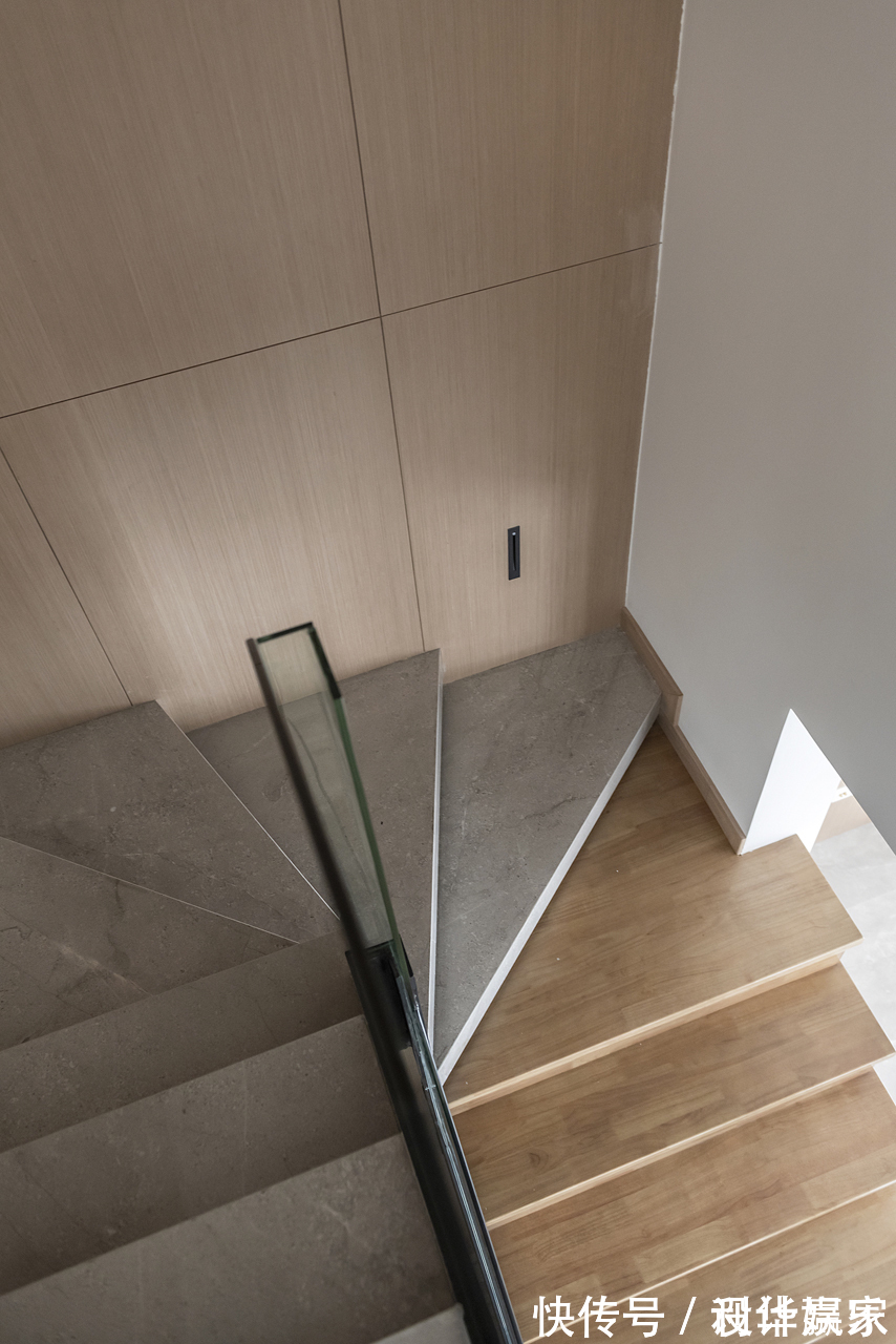 原木|243㎡自然跃层,耐看的原木+白色,还有自家花园,真让人羡慕