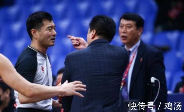 cb相比李春江和马布里的冲动,杜锋和杨鸣的这番举动真的需要点赞
