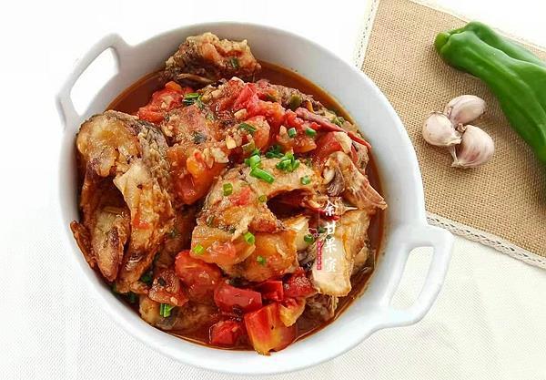 桌管|入夏后，用这食材炖鱼好开胃，咸鲜味美下饭菜，大碗上桌管够