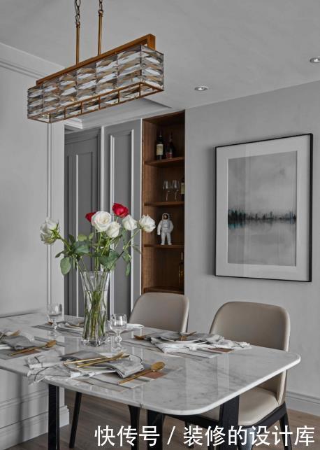 墙面|104平现代风两居室，美式元素护墙板，构建高雅生活空间