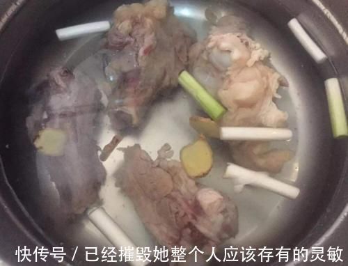 腥味|炖骨头汤,牢记“3大窍门”,汤汁浓白,鲜美无腥味,很实用