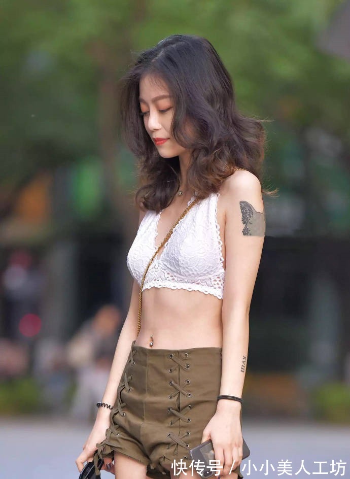 街拍|街拍紧身打底裤小姐姐,搭配一字背心穿出运动活力!