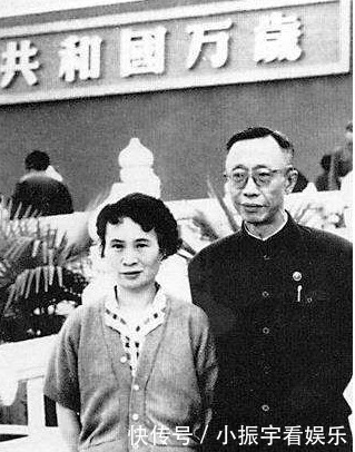 沉默|末代皇帝带老婆逛故宫，坐在龙椅说了一句话，让老婆沉默了