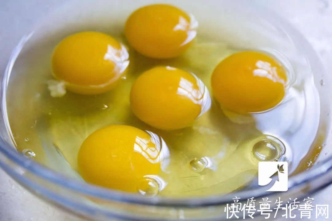 鸡蛋这样放冰箱,秒变毒蛋!10 个鸡蛋小知识一次说清,第一条就很有用