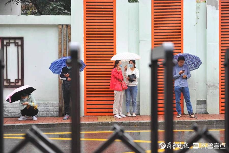 考点|作文大赛开考后，考点外家长雨中候考