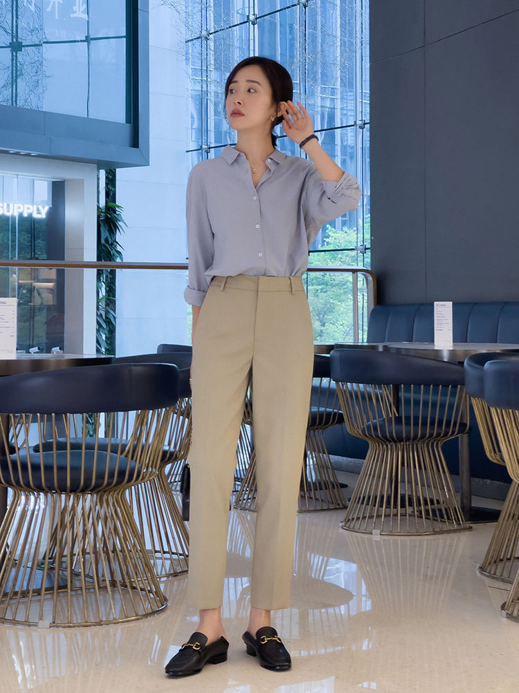 衬衫 秋天的“浅蓝色”衬衫真流行!搭配西装裤和大波浪卷发,魅力全开