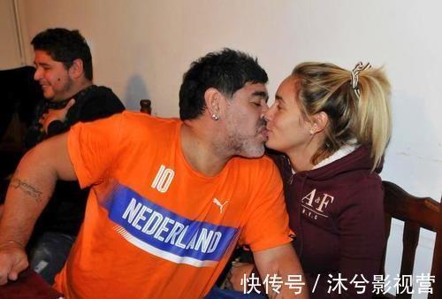 阿根廷|阿根廷足球之神馬拉多納90后小女友比女兒還小3歲陪踢球?qū)檺蹅渲?
onload=