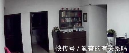 小黑|儿子单独睡2米大床,每天醒来说太挤,监控拍下一幕让男子哭了