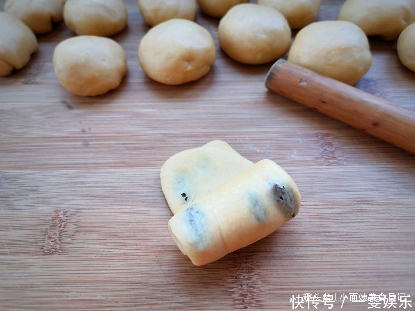 最近面包这个做法火了,家里烤箱都用不上,金黄香甜,松软又拉丝