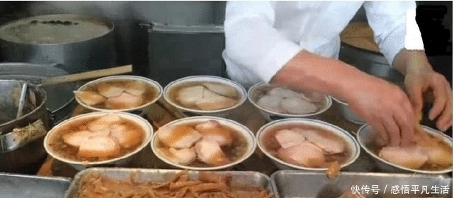 大哥|大哥卖面1碗10元仅有1口面,天天排10米长队,顾客我是冲肉来的
