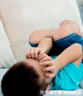 父母|孩子如果经常这么睡觉，以后可能与高个子无缘，父母要多加注意了
