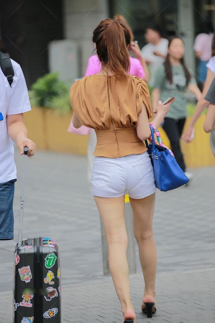 展示|美女街拍:浅色系的短裤搭配,展示出个人活力,搭配白色裤子干净利落