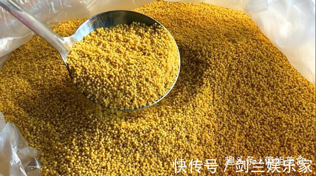 熬小米粥时,有人加油、有人加碱都不对!教你正确做法,太香了