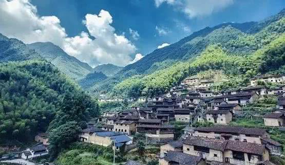 中国最牛的豪宅一幢房子一千根柱子晴不见日，雨不湿鞋