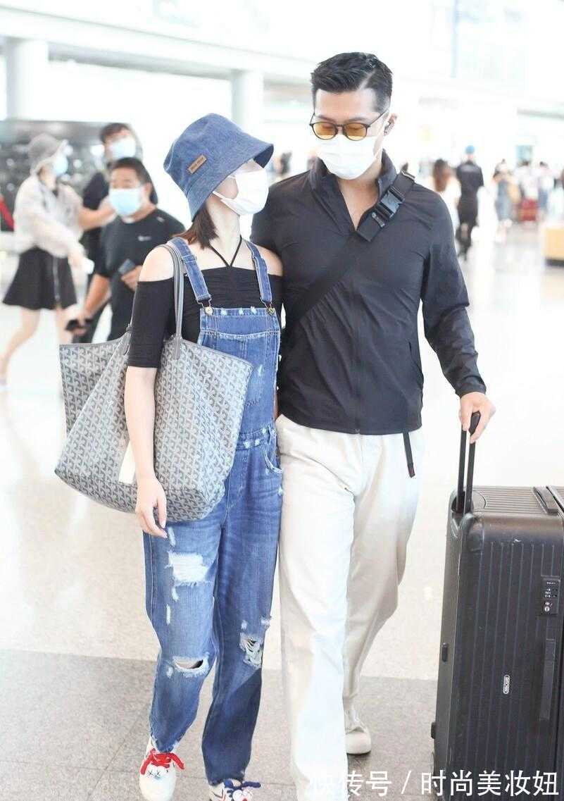 露肩|何超莲真是低调的“富家女”,穿背带裤走机场,气质不输大明星
